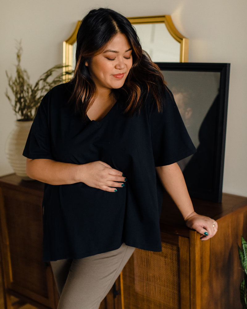 Versatile black nursing-friendly maternity shirt - Everywhere V-Neck Tee